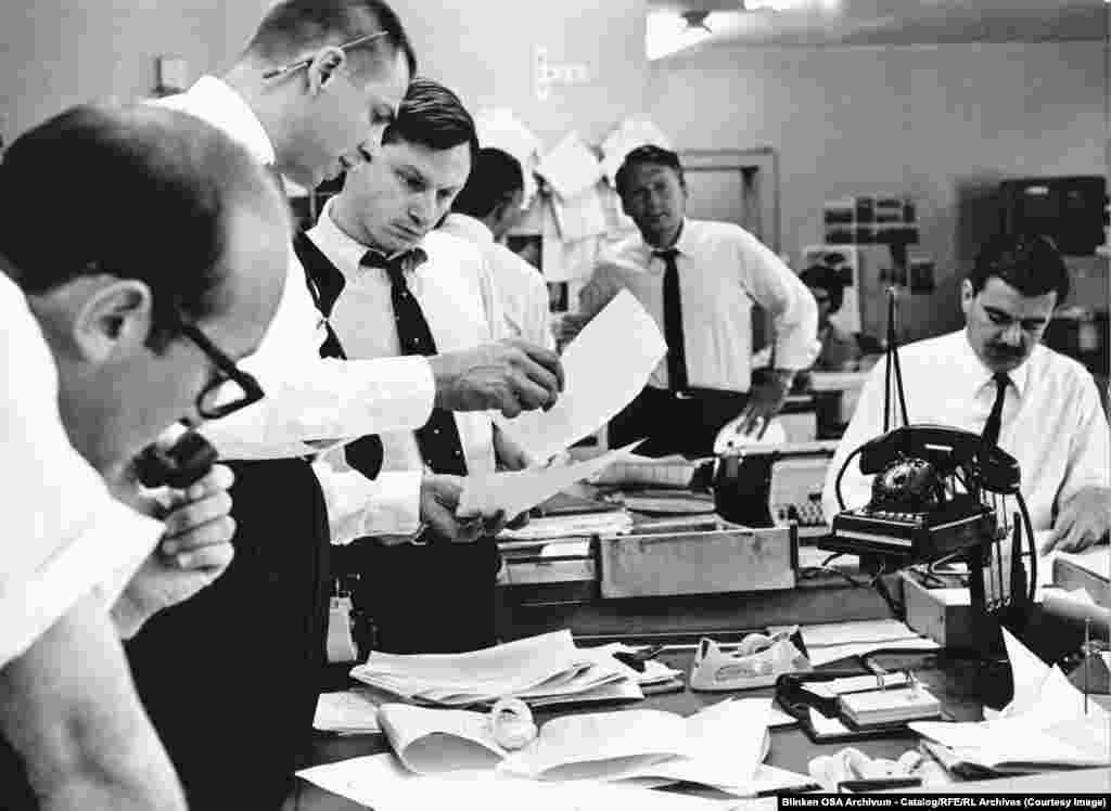 Редактори за роботою в редакції новин РВЄ у Мюнхені в 1967 році.У цей рік стало явним те, що Радіо Вільна Європа та Радіо Свобода таємно фінансуються ЦРУ, і згодом мовник почав відкрито та офіційно отримувати кошти безпосередньо від Конгресу США. Радіо вважалося життєво важливим інструментом у війні ідей між комуністичними режимами та західними демократіями