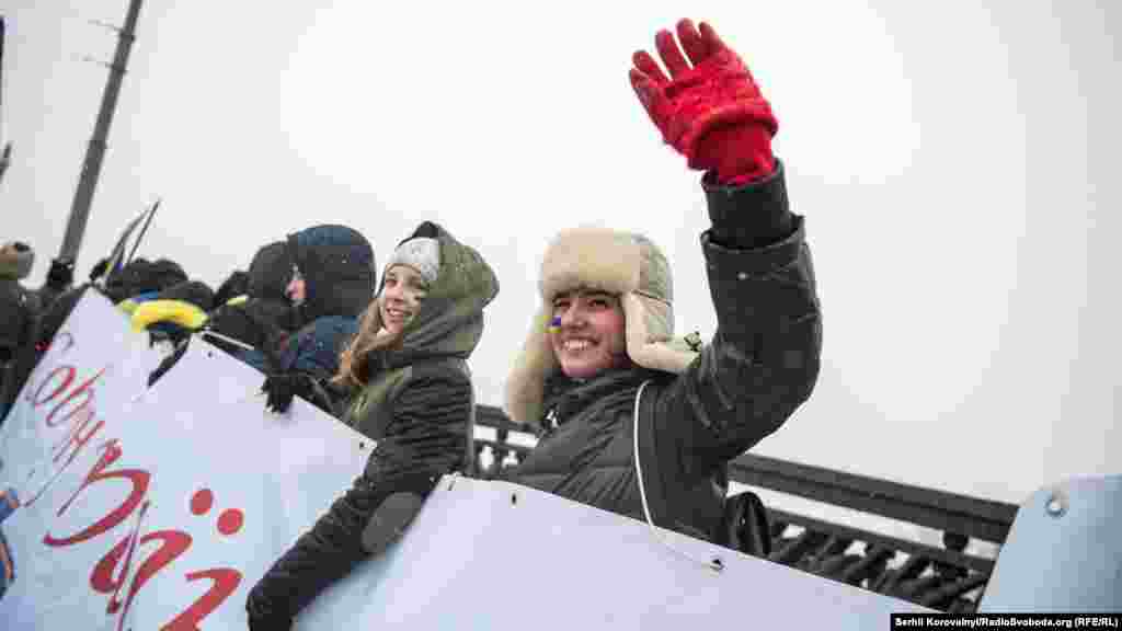 Люди приветствовали проезжающие мимо автомобили. Водители, в свою очередь, сигналили в ответ 