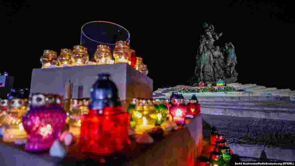 Упродовж двох пам’ятних днів, з 10:00 до 19:00, кожен охочий вшанувати пам’ять жертв Голокосту може прийти до Бабиного Яру та біля різних пам’ятників на території заповідника взяти символічні камінці й лампадки, щоб покласти до меморіальних місць