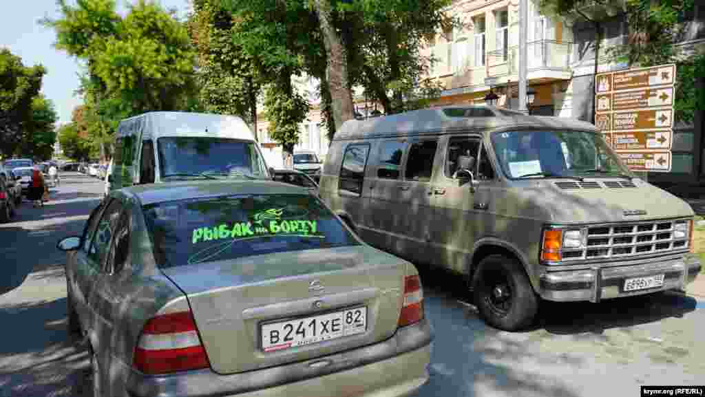 На улице Горького возле «черной» аптеки