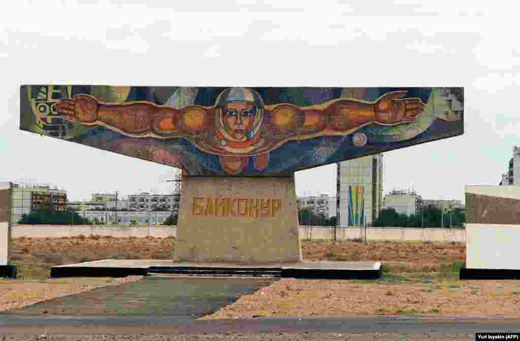 Мозаика в центре Байконура. Россия платит Казахстану за использование космодрома примерно 115 миллионов долларов в год. Договор об аренде истекает в 2050 году, судьба его пока непонятна, поскольку Россия планирует использовать свой космодром «Восточный»