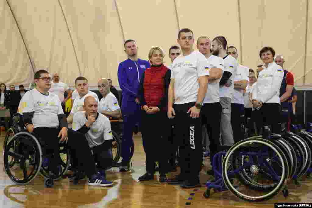 Учасники відкритого тренування збірної України на «Іграх нескорених» дивляться мотиваційний ролик через проєктор