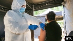 В Донецкой и Луганской областях записывают желающих вакцинироваться от коронавируса