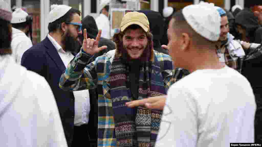 Цей паломник одягнений цілком сучасно, та неодмінно мусить бути таліт –прямокутний шарф з чотирма китицями на кутах, який накидається на голову у знак смиренності перед Богом