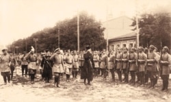 Гетьман Української Держави Павло Скоропадський оглядає сірожупанників. Позаду гетьмана – військовий міністр Української Держави Олександр Рогоза. Київ, Катерининська вулиця, 27 серпня 1918 року