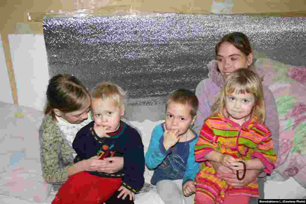 Семья переселенцев из Алчевска в лагере "Ромашка" под Харьковым