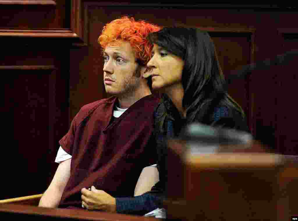 На фото – 24-летний Джеймс Холмс, житель городка Аврора, в зале суда. 20 июля 2012 года он ворвался в местный кинотеатр на премьеру фильма «Темный рыцарь: Возрождение легенды» и расстрелял посетителей из винтовки, помпового ружья и нескольких пистолетов. В ту ночь погибли 12 человек, 70 получили тяжелые ранения. Нападающий отбывает пожизненное наказание без права на досрочное освобождение