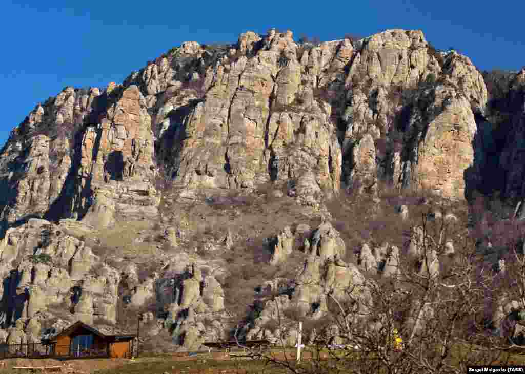 В каменных глыбах можно узнать и лягушку, и голову воина. Существует легенда, что когда-то на горе жил кузнец, который был настолько агрессивным и злым, что в свободное время терроризировал деревню, расположенную в долине. Однажды кузнец захватил в плен девушку, которая, пытаясь убежать от него, споткнулась о камень, упала и умерла. И тогда бог горы рассердился и с вершины Демерджи сорвались огромные валуны, уничтожившие кузнеца, кузницу и деревню. Именно эти валуны и покоятся сегодня на склоне Демерджи.  К слову, название Демерджи с крымскотатарского переводится как «кузнец»