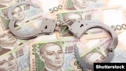 В мережі Інтернет з’явилось відео жінки, яка нібито отримала 500-гривневі купюри для роздавання виборцям