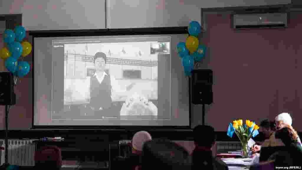 Исмаил Джанаев из Судака не смог приехать, но не сдался. Уговорил маму связаться с жюри по скайпу и прочитал стихотворение онлайн. Результат – 2-е место в номинации «Декламация стихов» среди учеников 5-8 классов