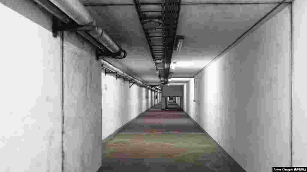 Hodnik ispod Praga duž stanice metroa. Prije ruske invazije punog obima na Ukrajinu, nekoliko visokih članova Gradskog vijeća zalagalo se za demontiranje nuklearnih skloništa u Pragu.  