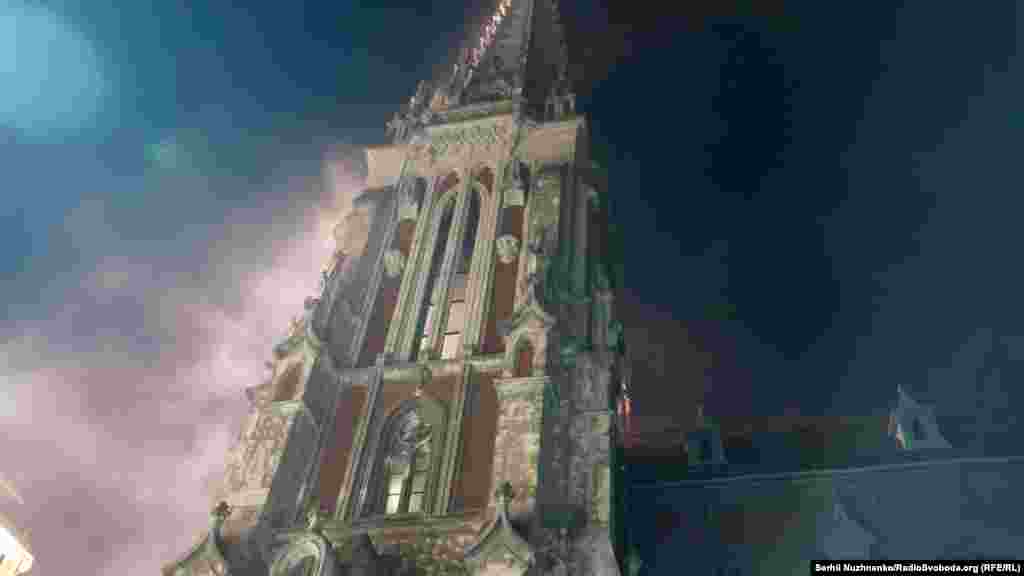 За інформацією ДСНС, займання сталось між першим і другим поверхами та швидко розповсюдилось на покрівлю будівлі