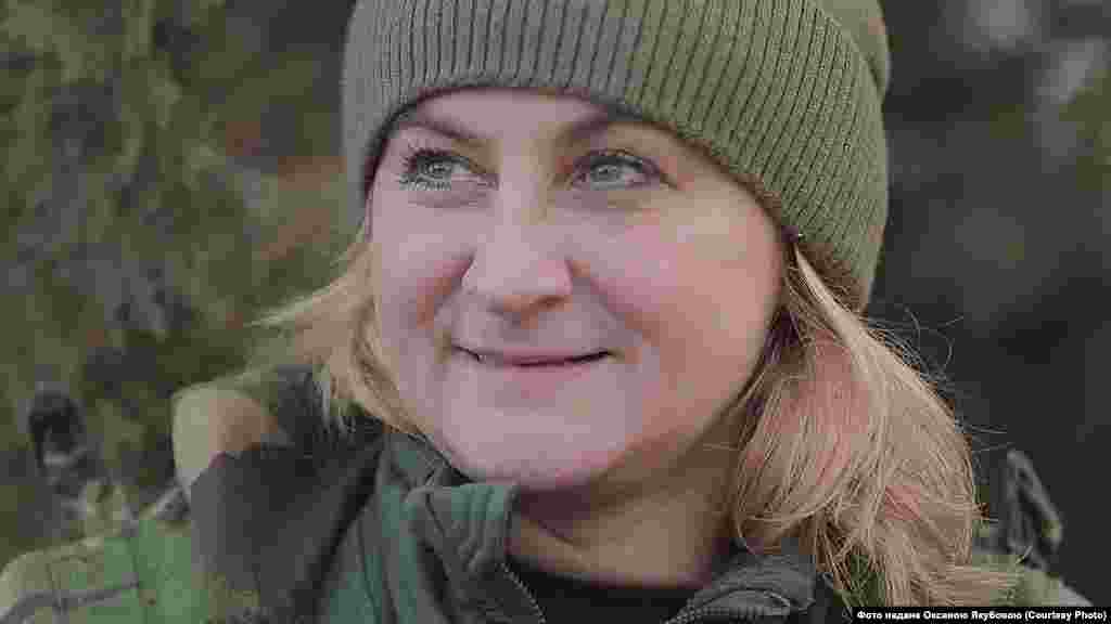 Оксана Якубова, 30-а і 54-а окремі механізовані бригади: «Якось був випадок. Хлопці дзвонять, розповідають, що один боєць, позивний «Зима», чудить. Я поїхала його сварити. Скочила в машину – без броніка, без нічого, так і поїхала. Чи ми фарами десь засвітили, чи що – не знаю. Але по автівці почали стріляти. Вискочила з машини, впала на асфальт… А далі що? Вже хотіла вставати, і тут раптом хтось на мене падає, притискає до землі ще дужче і на вухо: «Лежи, дурна, зараз четверта міна ляже, і побіжимо». І мені на голову одягають каску. Виявилося, це той самий «Зима», якого я їхала сварити, побачив, що сталося, прибіг мене рятувати і накрив собою, бо він був у бронежилеті. І саме він одягнув на мене свою каску. Ми перебігли в бліндаж, але, звісно, язик не повернувся його сварити вже. Згодом він був поранений – хлопця рятував».  