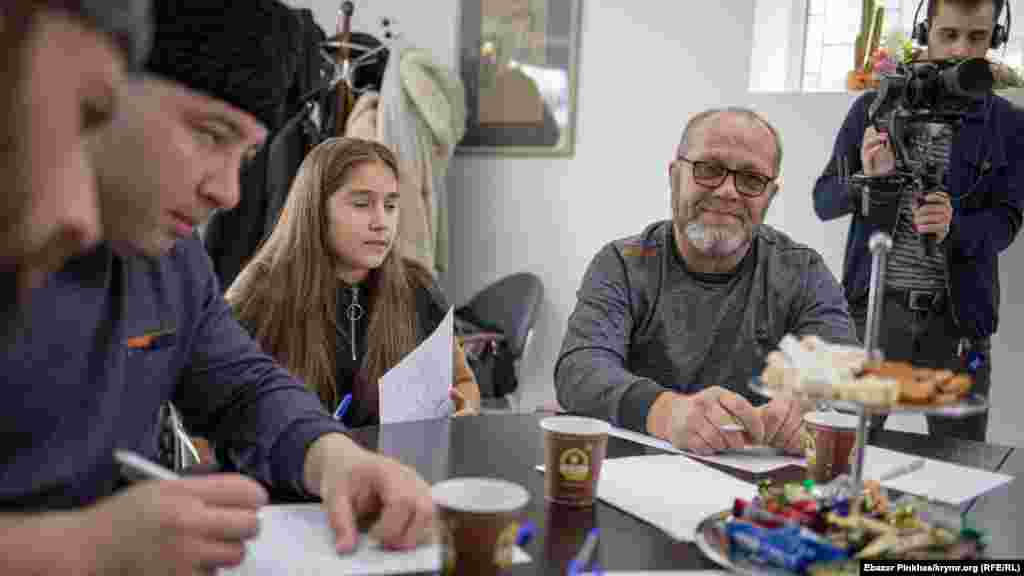 В написании диктанта приняли участие крымскотатарские правозащитники и активисты, среди них – правозащитник Абдурешит Джеппаров (в центре фото)