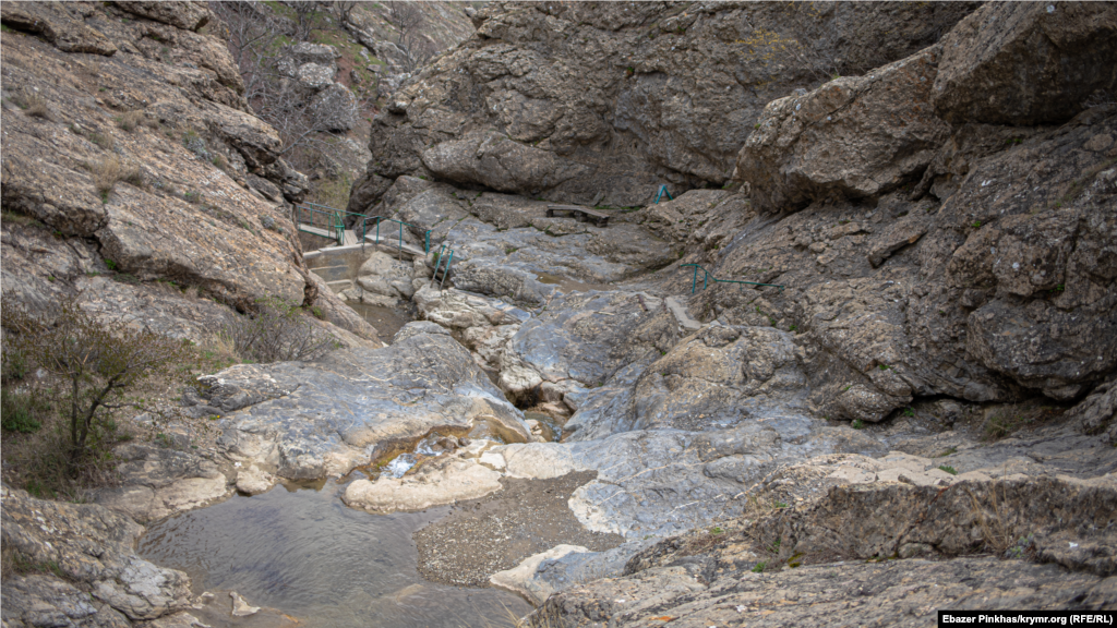 Обычно пика наполнения водопады достигают в середине весны. Но вододефицит в Крыму сказался и на наполняемости этих горных источников воды