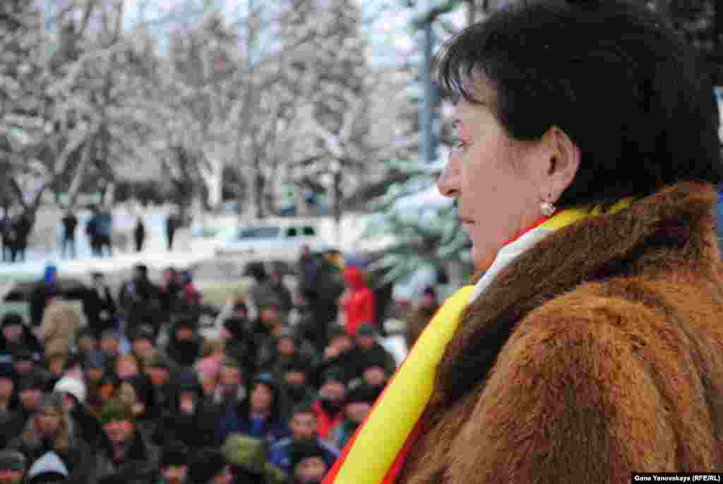 "Не могу сказать, что консультации проходят особенно конструктивно, они будут продолжены. Мы говорили о критической ситуации, в которой находится народ", - сказала Джиоева.