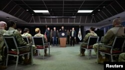 На американській військовій базі Пітуффік Джей Ді Венс і його дружина Уша пообідали разом із військовослужбовцями