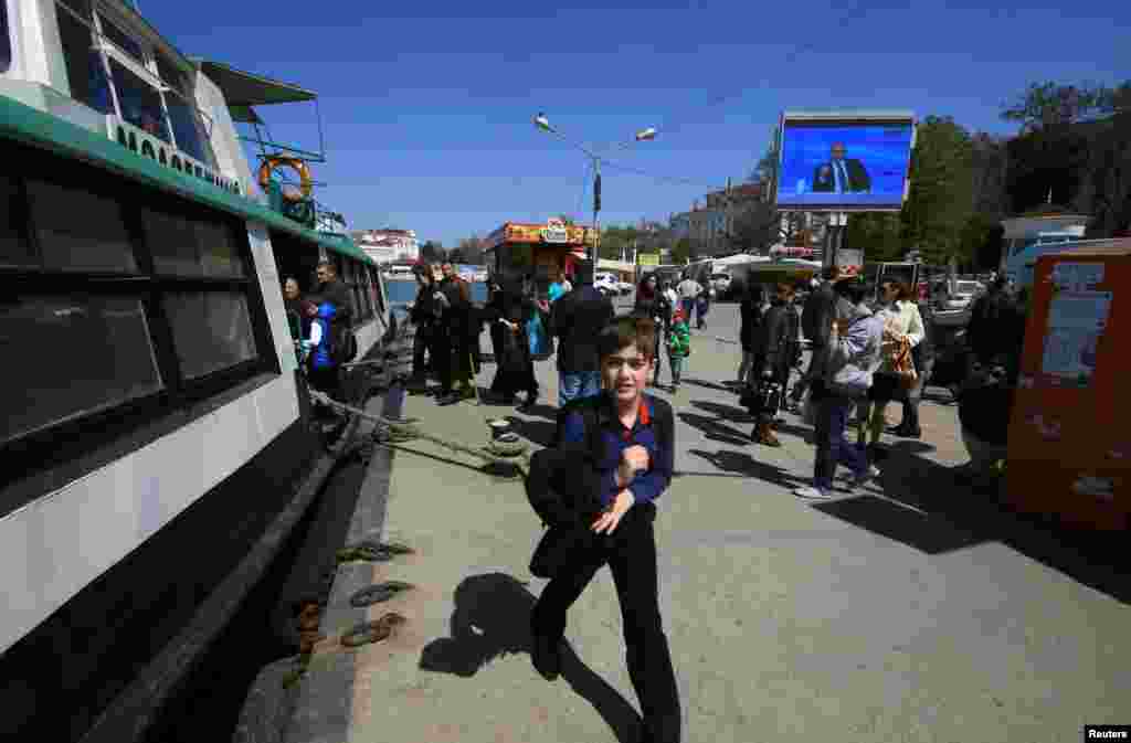 В Севастополе на территории Артбухты транслируется «прямая линия» с президентом России Владимиром Путиным, 14 апреля 2016 года