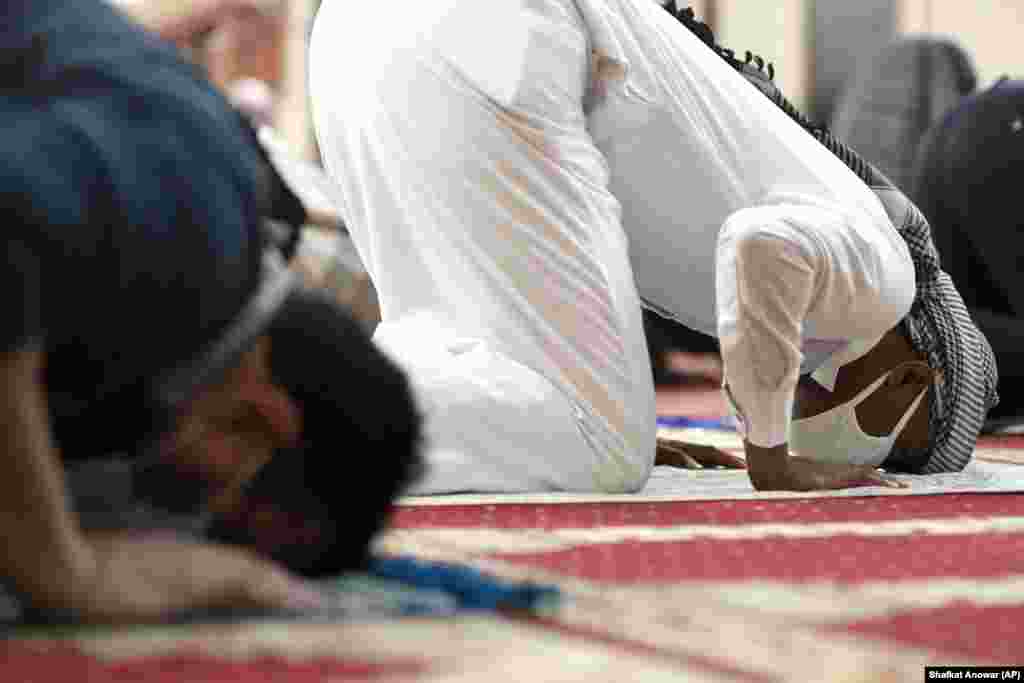 Чикаго, США. Молитва в Чикагском общественном центре для мусульман 