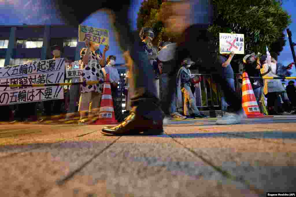 Протестувальники проти літніх Олімпійських ігор у Токіо під кабінетом прем'єр-міністра Японії. Токіо, 29 липня 2021 року