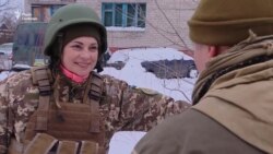 Зв’язкова з Донбасом. Навіщо киянка стукає у двері до міністрів (відео) Зв’язкова з Донбасом. Навіщо киянка стукає у двері до міністрів (відео)