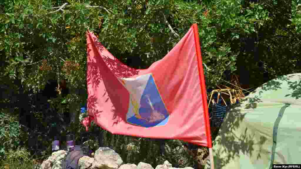 На террасе расположился небольшой палаточный городок, возле одной из палаток – флаг Севастополя