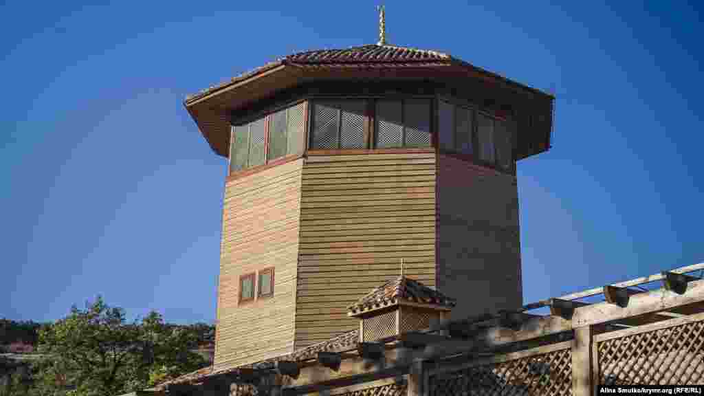 Соколиная башня. Ее название походит от первого предназначения здания – места содержания ловчих птиц