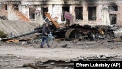 Знищений російський танк у звільненому українськими військовими місті Тростянці Сумської області, 28 березня 2022 року