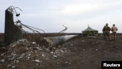 Херсонская область, взорванная опора ЛЭП, доступ к которой блокируют активисты акции по гражданской блокаде Крыма, 22 ноября 2015 года