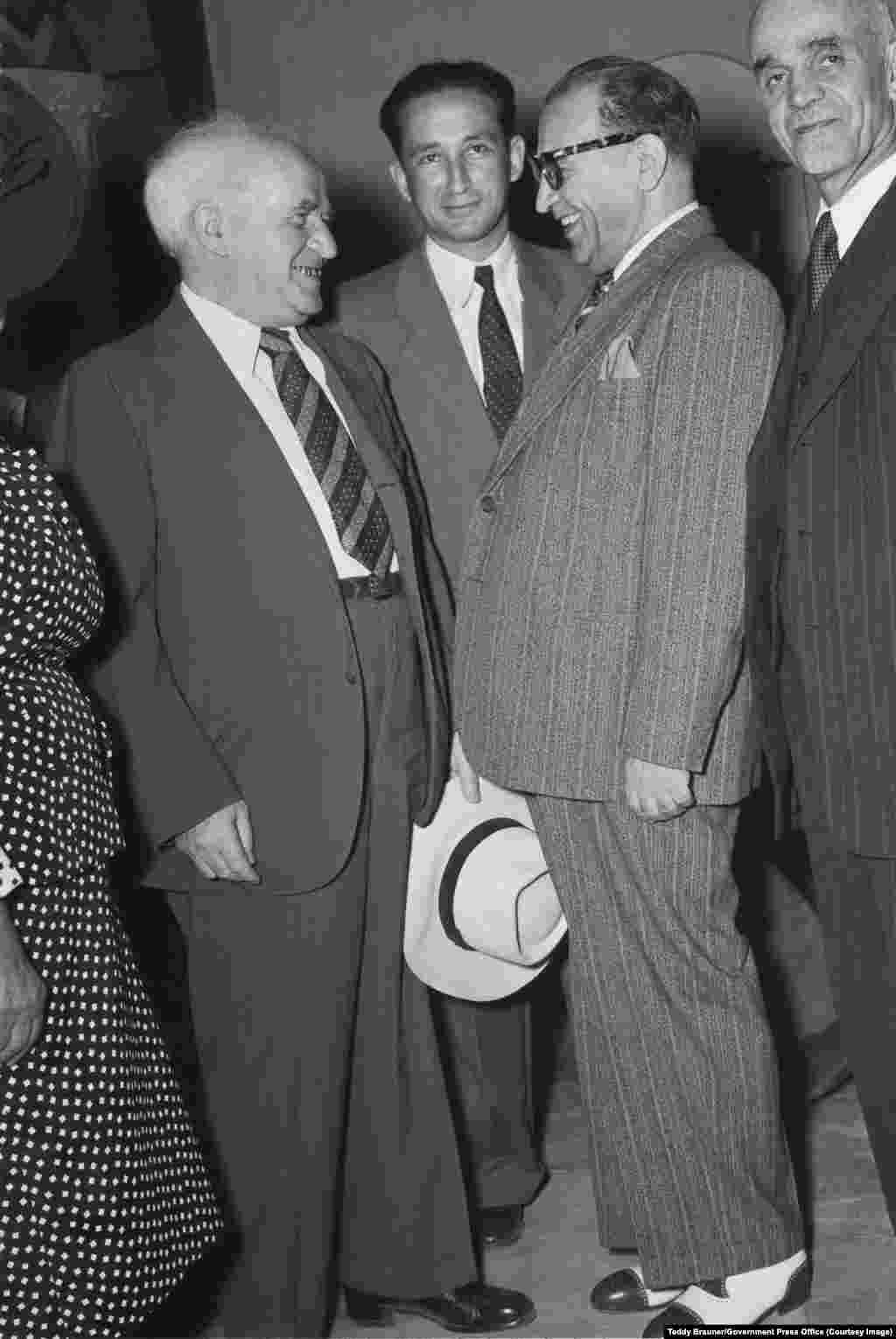 Давид Бен Гурион (слева), первый премьер-министр Израиля, во время встречи с иранским дипломатом Резой Саффиния (в полосатом костюме) на вечеринке, устроенной иранской делегацией в Иерусалиме в 1950 году.Отношения между двумя странами стали настолько теплыми, что между Тегераном и Тель-Авивом курсировали ежедневные полеты. Иран и Израиль даже сотрудничали в разработке совместной ракетной системы