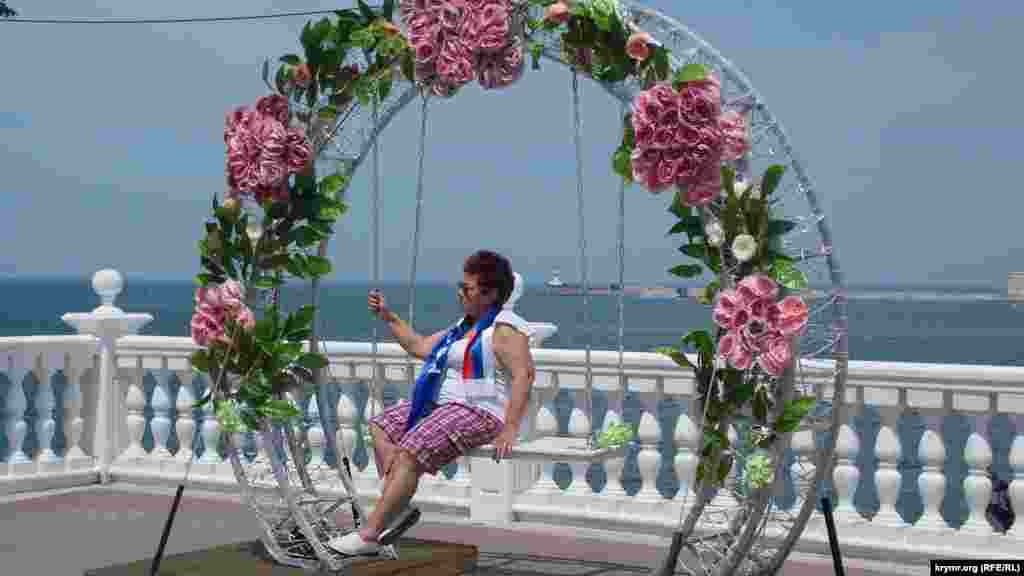 Установили еще и такой вариант – не с триколором, а с цветами и качелями