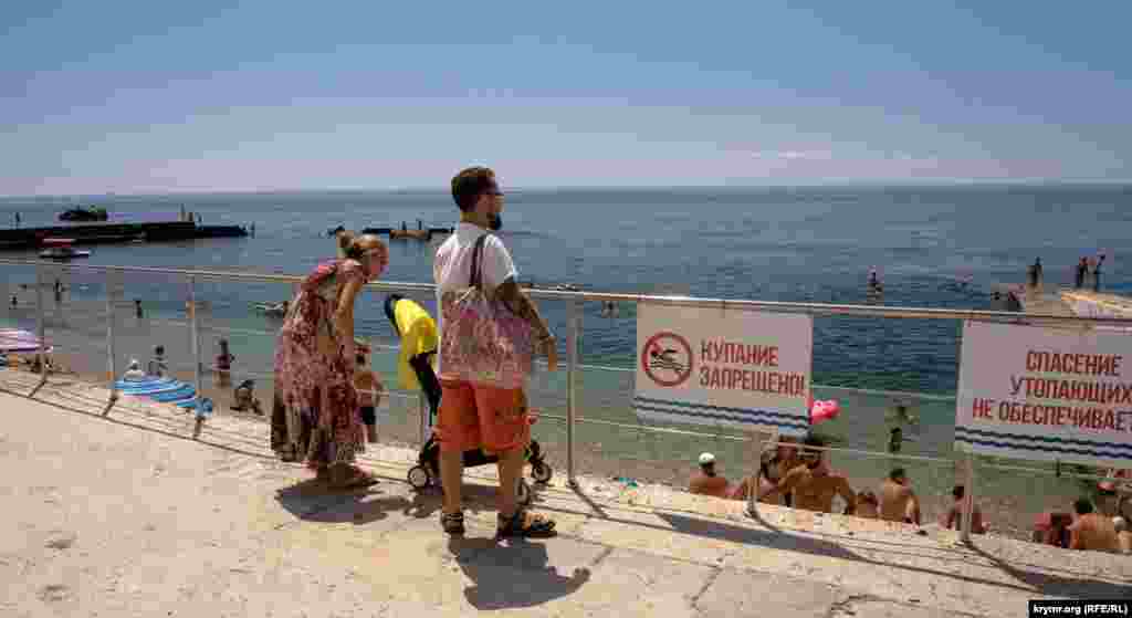 Однако на табличке – предупреждающая надпись: «Купание запрещено»