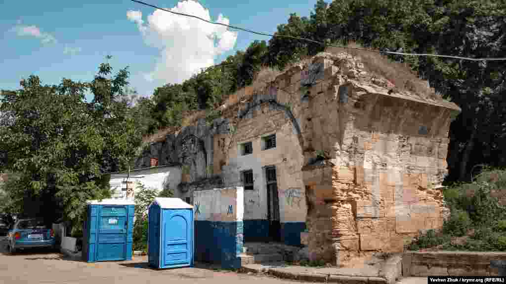 З іншого боку, прямо під аркою, облаштували громадський туалет, який зараз не працює. Біля кам'яної конструкції встановили також і біотуалети