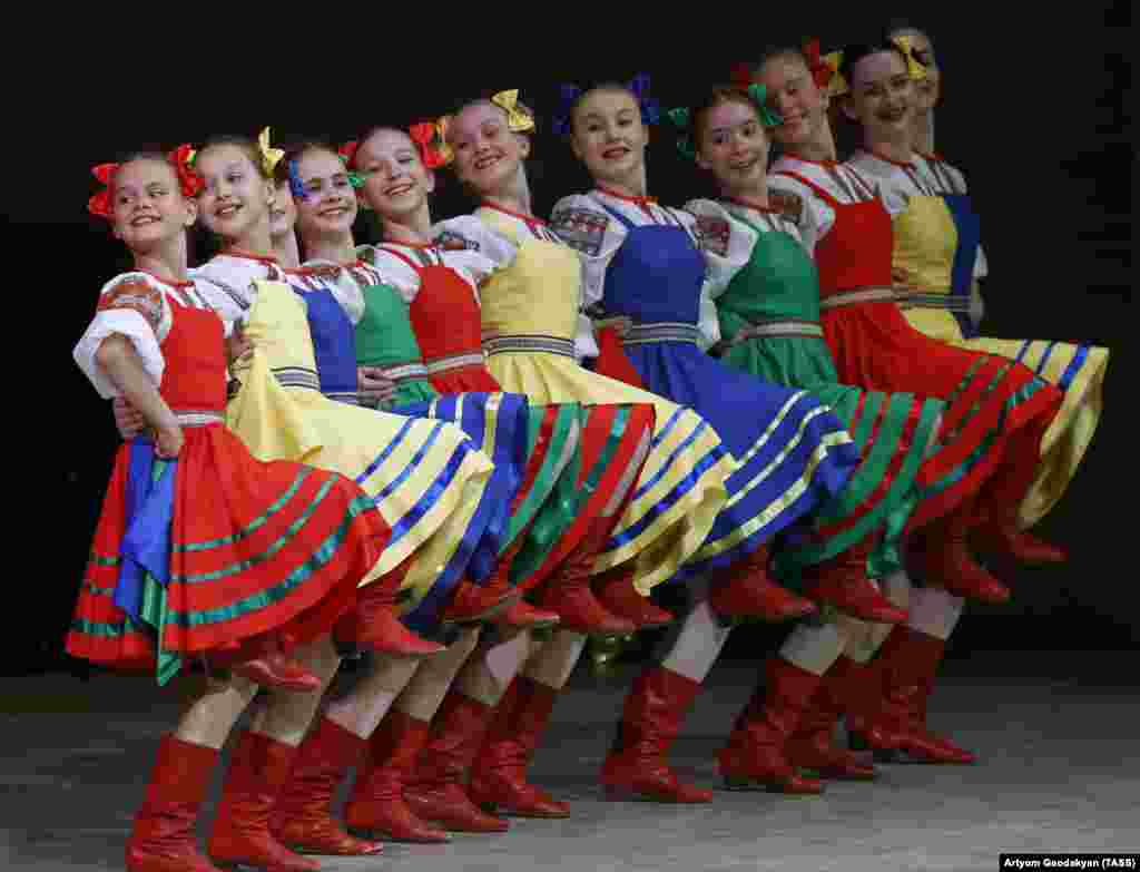 Выступают участники ансамбля Локтева на открытии XVIII Международного фестиваля «Москва встречает друзей» в Московском международном Доме музыки