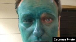 Алексей Навальный после нападения