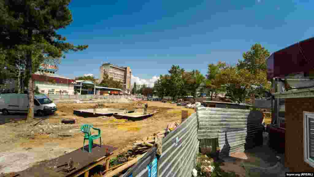 Продолжаются строительные работы на месте демонтированного торгового центра «Куб» на площади Куйбышева. На днях там начался демонтаж оставшихся торговых точек, примыкающих к проспекту Кирова