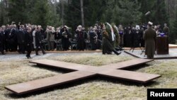 Глава правительства РФ Владимир Путин и премьер-министр Польши Дональд Туск на церемонии возложения венков на российской части мемориального комплекса "Катынь", 7 апреля 2010 г.