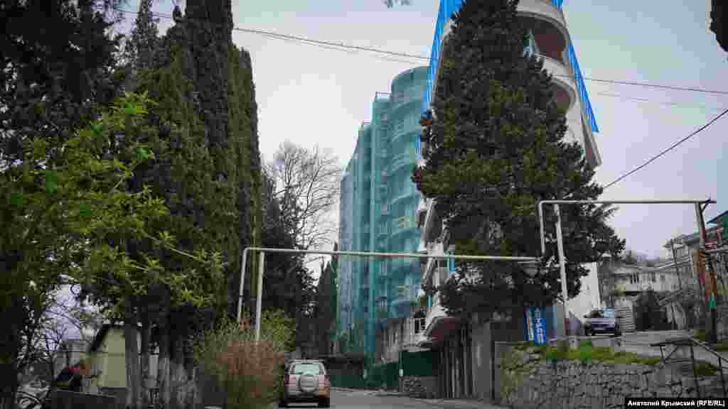 Эта многоэтажка на улице Виноградной «выросла» совсем недавно