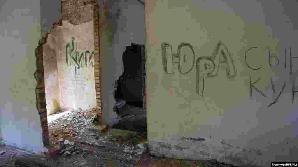 Внутри раскуроченного складского помещения отметился некий Юра 