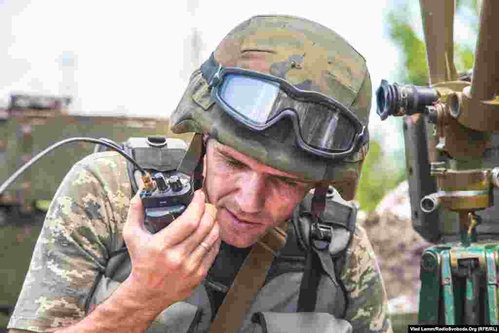 Боєць з позивним «Конвой» з'ясовує обстановку на сусідніх позиціях