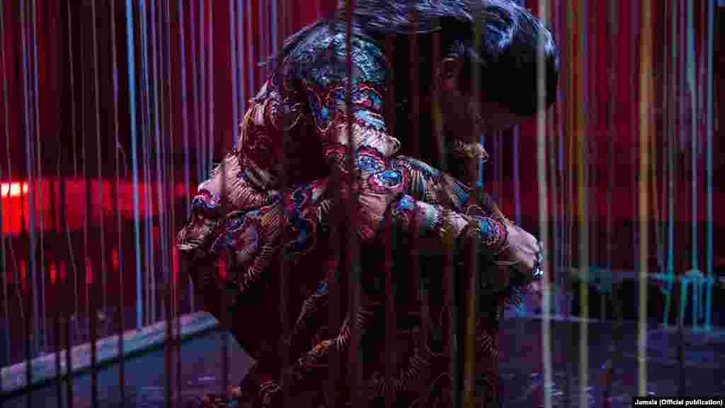 «Примечательно, что в этом видео нет постановщика. Все мои танцы – это импровизация на съемочной площадке», – говорит Джамала