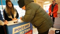 Збір підписів за кандидата в президенти Росії Володимира Путіна на виборах президента РФ. Москва, 16 січня 2024 року