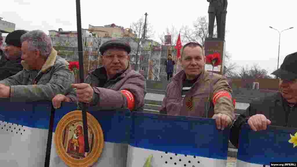 Как только оператор включает камеру,  с ним сразу начинают работать еще один-два «куратора». Один за рукав тянет оператора в нужную сторону, другой разворачивает ему камеру в нужном направлении, чтобы была примерно такая картинка. Если съемочная группа  сопротивляется и пытается снять то, что  нужно ей –  не вышколенный «народ» с выданными под расписку плакатами, а, например, как «самооборонцы» грудью заслоняют от камеры своего подшефного «вежливого человечка» или взять интервью у идущего через площадь  случайного человека, тогда отношение резко меняется. Съемочную группу под улюлюканье тут же организовавшейся группы человек в двадцать  «митингующих»  (но территория без присмотра не остается, в каждом секторе есть бессменные дежурные) выталкивают с площади. 