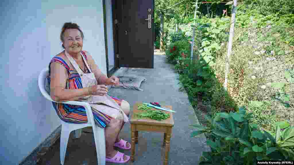 Элеонора Губертовна с улицы Морской сетует на отсутствие курортников. «При Украине у меня летом задолго в очередь записывались на жилье, а сейчас только одна семья из Харькова комнату снимает», – рассказывает пенсионерка