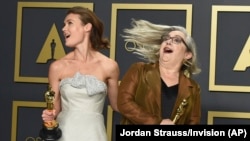 Елена Андрейчева (ліворуч) зі своїм «Оскаром»