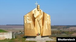 Пам'ятник Петру Конашевичу-Сагайдачному (близько 1582–1622) в Хотині. Був українським полководцем, політичним діячем, гетьманом реєстрового козацтва. Організатор успішних походів запорозьких козаків проти Московського царства, Османської імперії