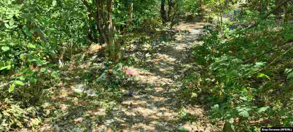 Несмотря на то, что Чокурча находится в городской черте, добираться до нее приходится неухоженными тропами