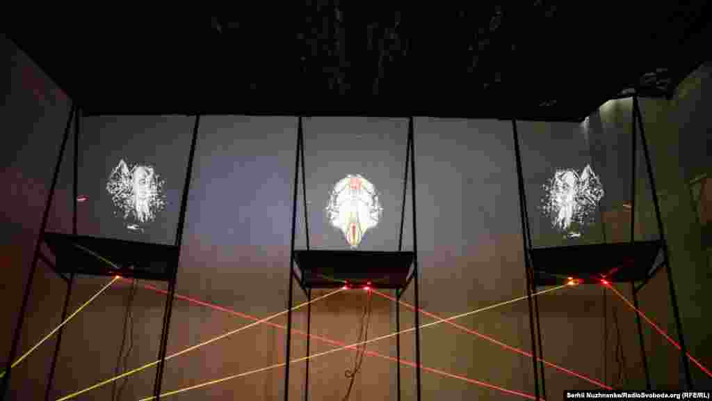 Інсталяція Tenpoint. Holygram, 2012 року. Від автора: «Релігія – це, як відомо, віра в надприродне. Втім, всі ми знаємо про те, що завдяки технологіям людство давно вже «перевершило» природу, а це значить, що надприродне, в буквальному сенсі слова, стало нашою повсякденною реальністю»