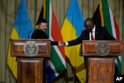 Prpeședinții ucrainean, Volodimir Zelenski, și sud-african, Cyril Ramaphosa, în conferința de presă comună de joi, de la Pretoria.