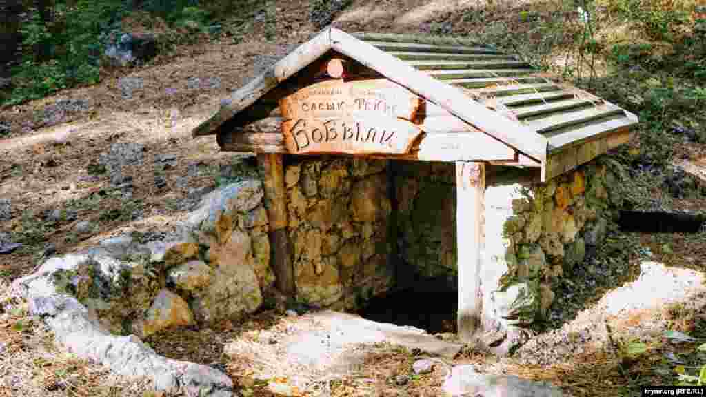 На Кореизской тропе есть два источника. Один из них – Сасик-Текие («Корыто у болота») возле беседки лесника. В это время года вода из него еле течет. Для восхождения лучше запастиcь жидкостью в начале пути